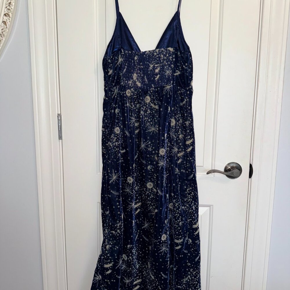 Urban Outfitters NWT Navy Velvet Celestial Midi Dress with Slit Size Medium - Picture 2 of 4